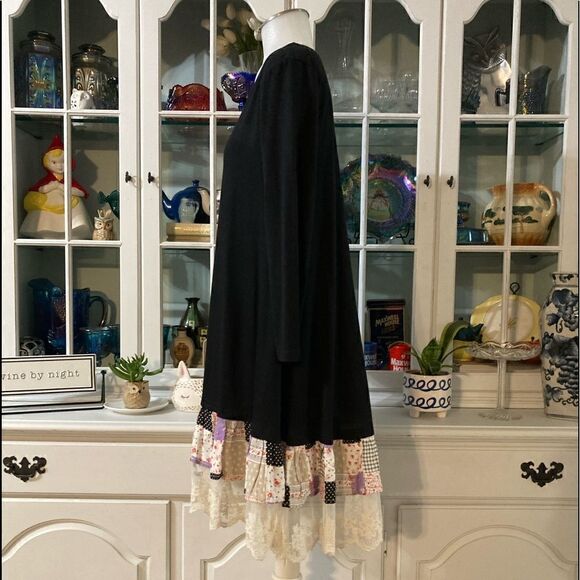 Black Tunic with Ruffle Bottom | S | Umgee - Picture 4 of 11